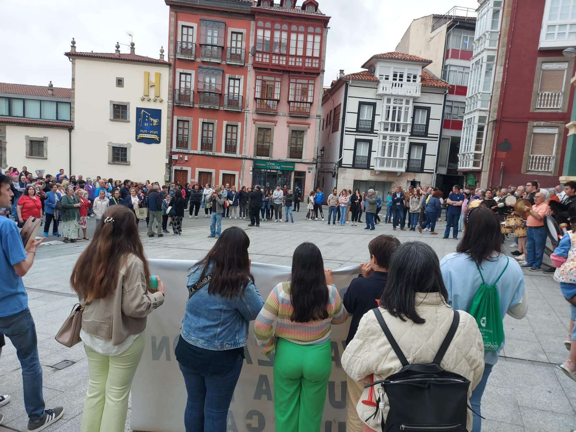 En imágenes: Así fue la manifestación contra el cierre de la Escuela de Música de Tineo