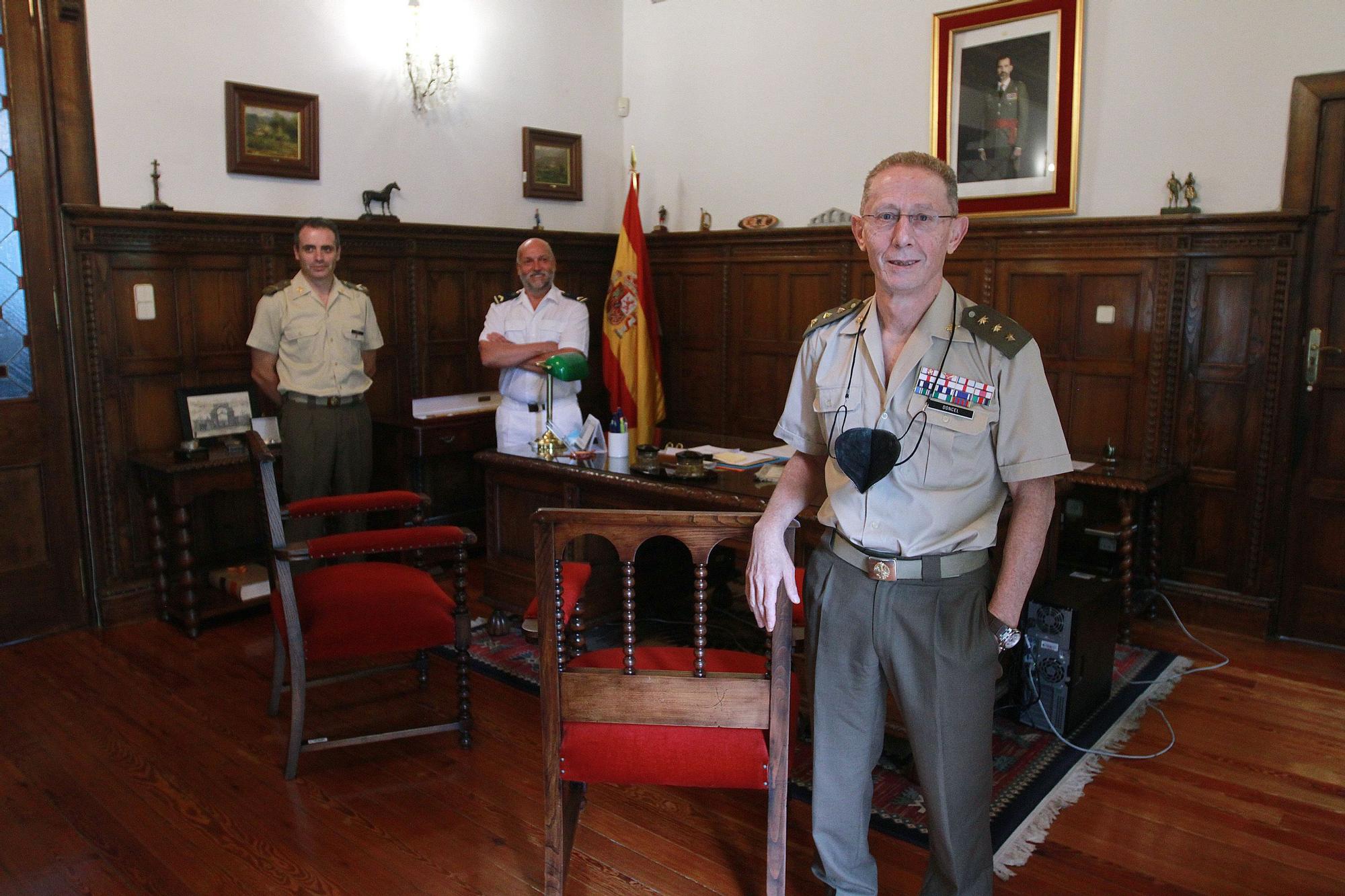 El coronel Doncel, en su despacho, con los subtenientes Ferreiro y Duque. // IÑAKI OSORIO