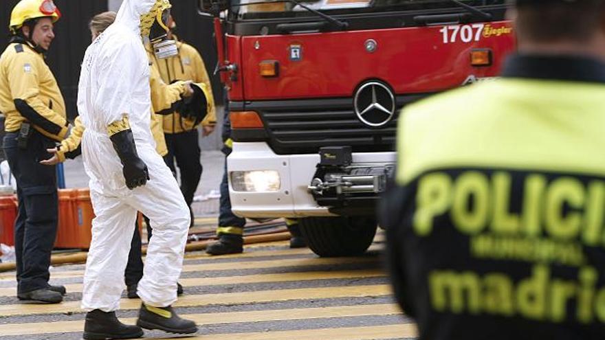 Efectivos de los servicios de emergencias permanecen en el exterior de la embajada estadounidense situada en la calle Serrano de Madrid, donde ha sido activado un dispositivo de seguridad en el que han participado agentes NBQ -expertos en ataques nucleares, bacteriológicos y químicos-, tras recibirse un paquete sospechoso. Una docena de embajadas de EEUU, entre ellas la de España, han recibido en las últimas horas sobres con harina, provocando la alarma del personal de seguridad de esos recintos.