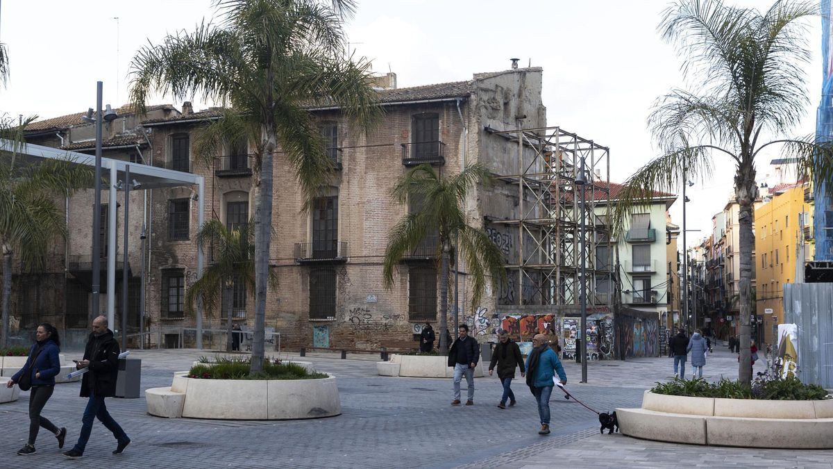 El conjunto de los palacios dels Exarchs desde la plaza de Brujas