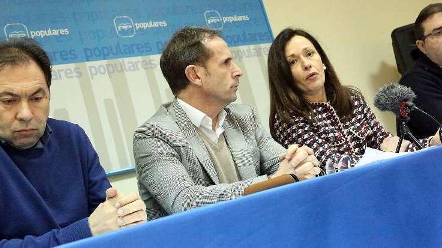 Solla, Fole, Villar y el alcalde de A Cañiza (Miguel Domínguez), ayer, en la sede del PP local. // A. Hernández