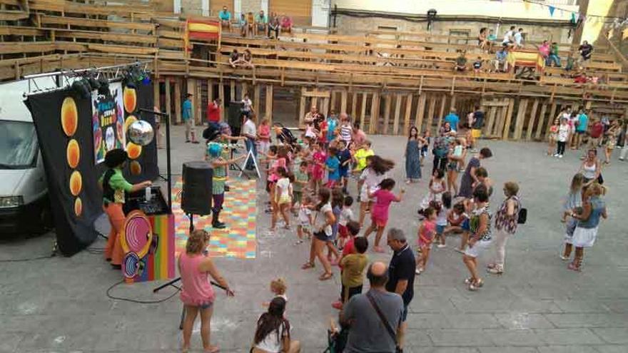 El Pulijón visita las Edades del Hombre y organiza una fiesta &quot;funky&quot; en la plaza de Fermoselle