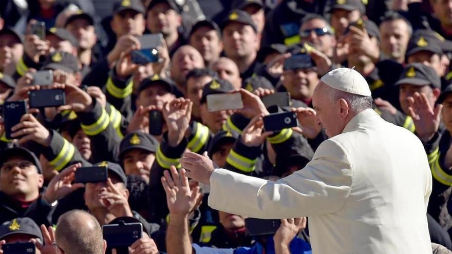 El Papa Francisco: &quot;Levantemos el corazón y no los móviles&quot;