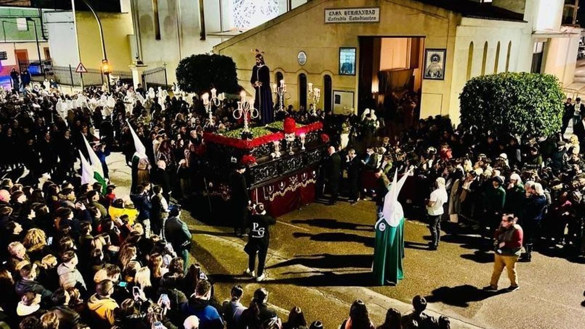 Salida del Cristo en un Miércoles Santo en Almendralejo desde la parroquia de San José.