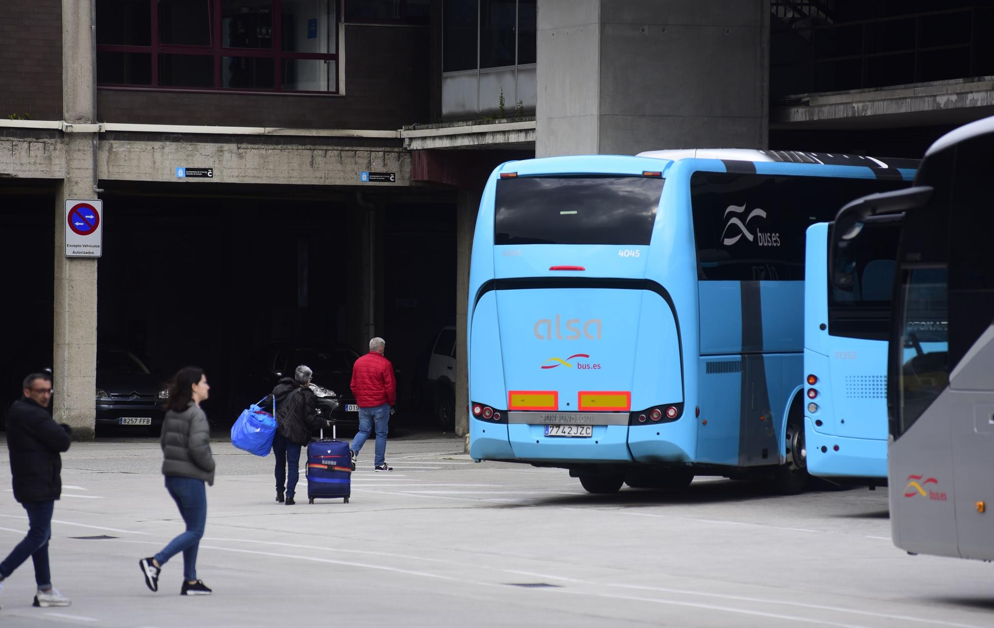 Los piquetes paralizan la estación de autobuses de A Coruña en el arranque de la huelga del sector de transporte de viajeros por carretera.