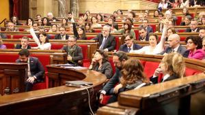 Diputados votando en un pleno del Parlament