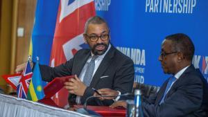 El ministro del Interior británico, James Cleverly, y el titular de Exteriores de Ruanda, Vincent Biruta, durante su encuentro de este martes en Kigali.