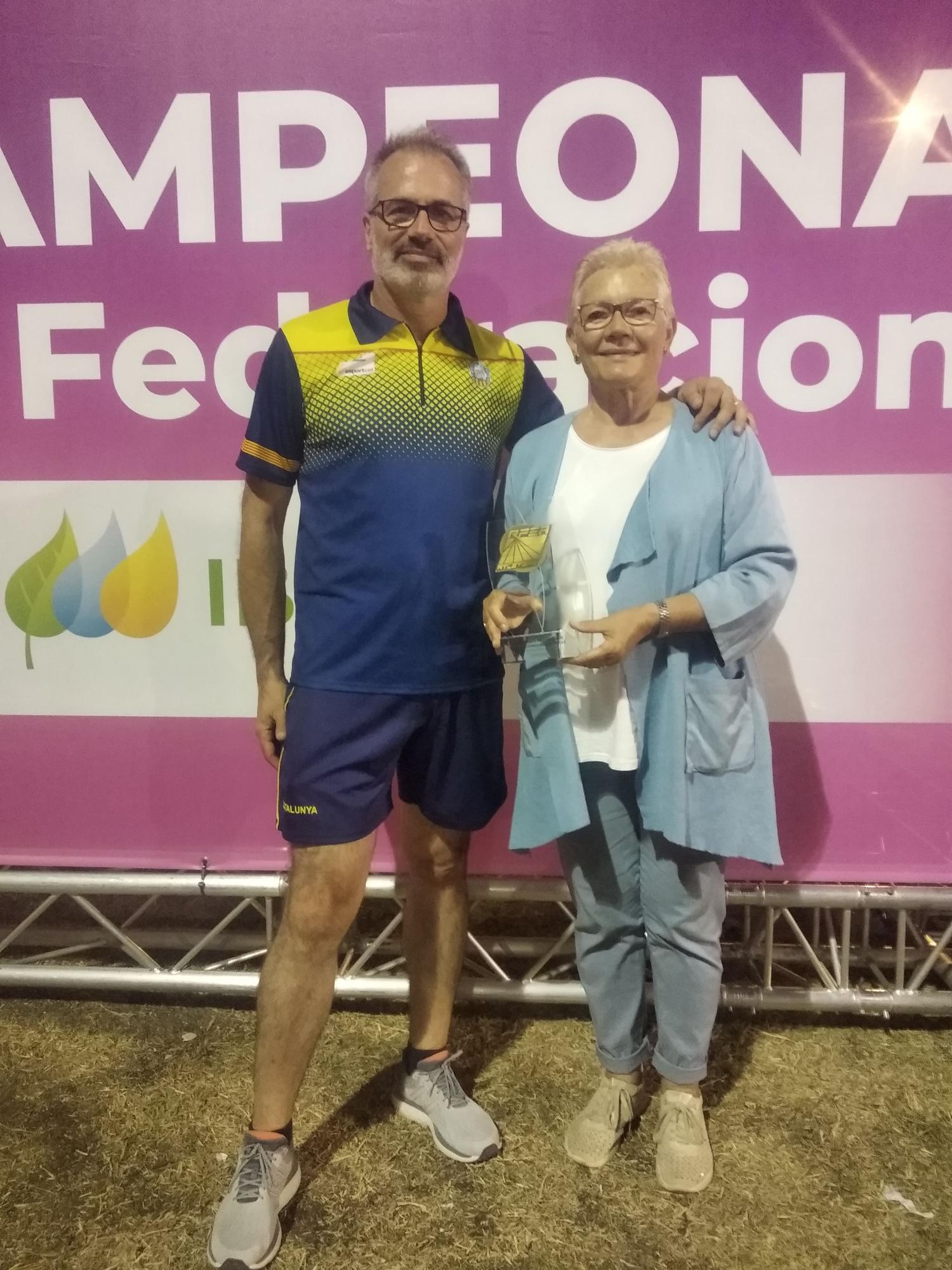 Joaquim Erta, director tècnic de la Federació, i la manresana i presidenta de l&#039;ens rector de l&#039;atletisme català, Mercè Rosich, amb el trofeu de campió assolit per la selecció catalana a Granollers