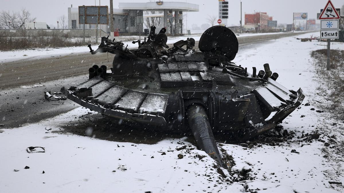 Un tanque ucraniano tras ser atacado por las fuerzas rusas.