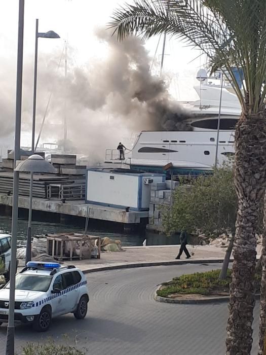 Arde un yate en el puerto pesquero de Alicante