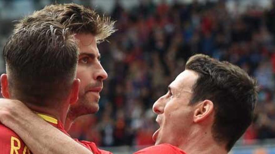 Piqué celebra el gol de España ante la República Checa.