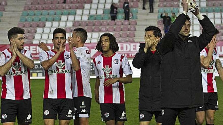 Los jugadores agradecen el apoyo al público del Ruta de la Plata.