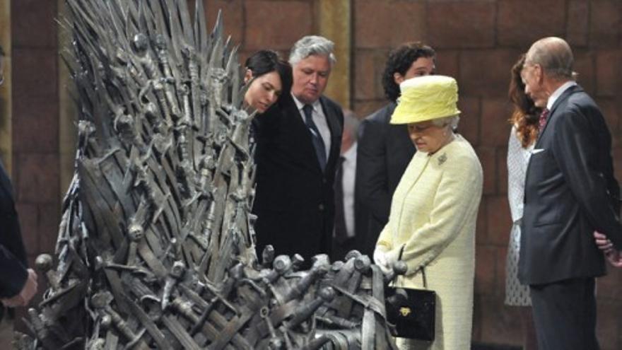 La reina Isabel II, frente al Trono de Hierro