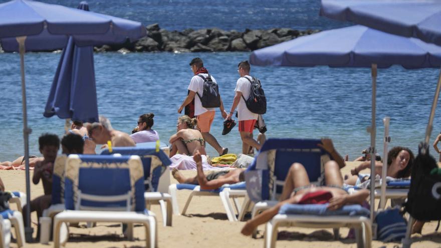 Santa Cruz multará por fumar en la playa y escupir en la calle a partir del 18 de enero