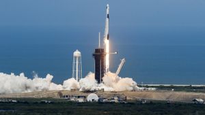 La nave Crew Dragon y  el cohete SpaceX Falcon 9 despegan desde Cabo Cañaveral