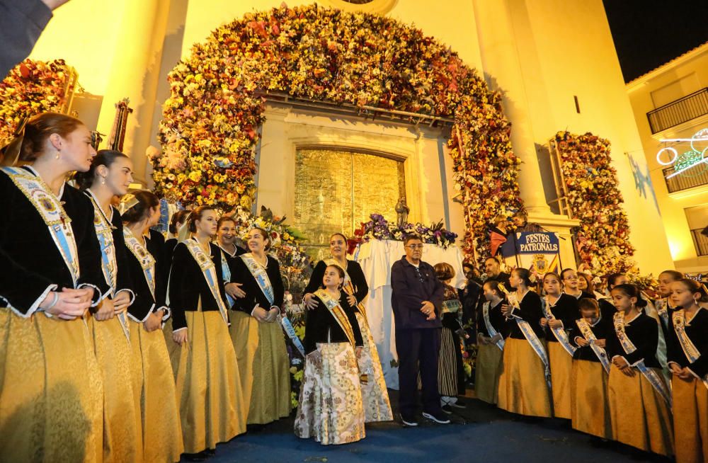 Ofrenda de flores a la Virgen