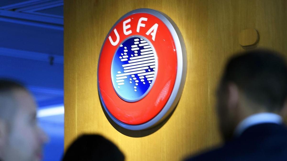 Logo de la UEFA en la pared de su sede en Nyon