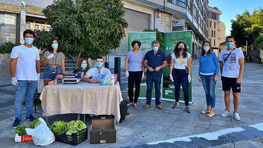 Voluntarios y responsables de Baiuca Verdescente recibieron ayer la visita del alcalde en el puesto que instalan todos los miércoles junto al kiosco de la Avenida do Parque de Silleda.