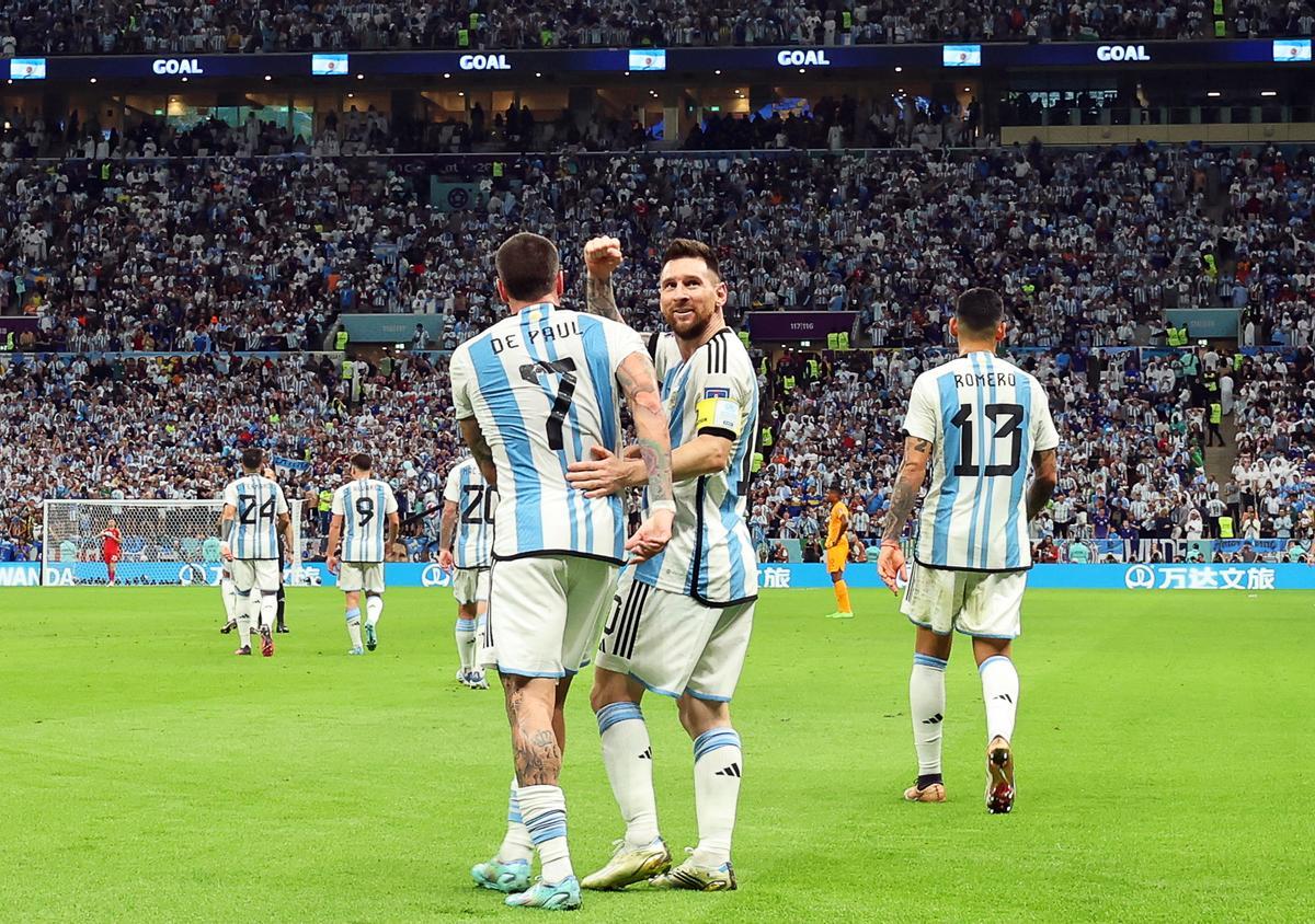 Lusail (Qatar), 09/12/2022.- Lionel Messi (C) of Argentina and teammates celebrate their 1-0 lead during the FIFA World Cup 2022 quarter final soccer match between the Netherlands and Argentina at Lusail Stadium in Lusail, Qatar, 09 December 2022. (Mundial de Fútbol, Países Bajos; Holanda, Estados Unidos, Catar) EFE/EPA/Mohamed Messara