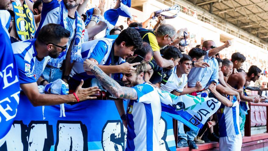 La afición del Hércules celebra el pase a la final en las gradas de Las Gaunas.