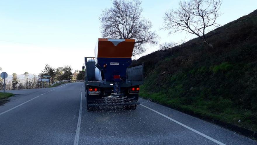 Un camión de la Diputación esparce sal por una carretera de Soutomaior. / FdV