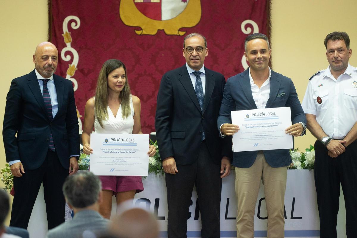 Galería | Así ha sido la entrega de distinciones a los agentes de la Policía Local de Cáceres por la festividad de la Virgen del Carmen