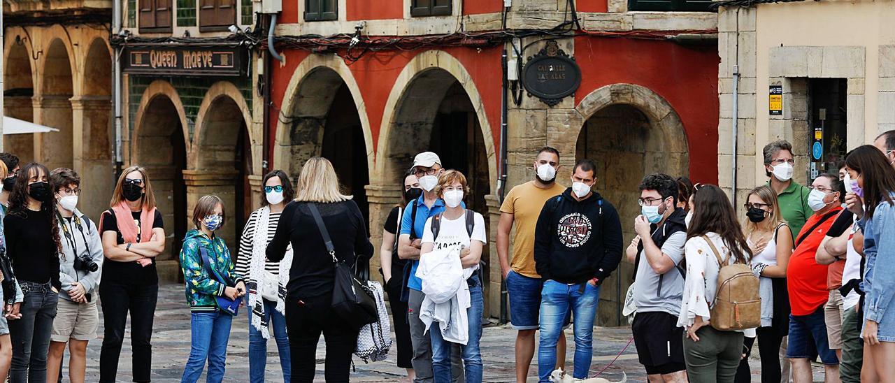 Un grupo de turistas, durante una visita guiada por el casco antiguo de Avilés. | Mara Villamuza