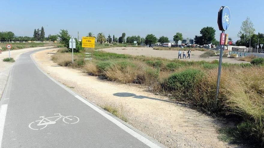 El terreno donde se quiere construir la gasolinera con lavadero y tienda anexos está junto al cauce del río en Llano de Brujas.