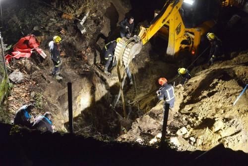 Espectacular rescate de un caballo que cayó en un pozo en la finca del Teucro