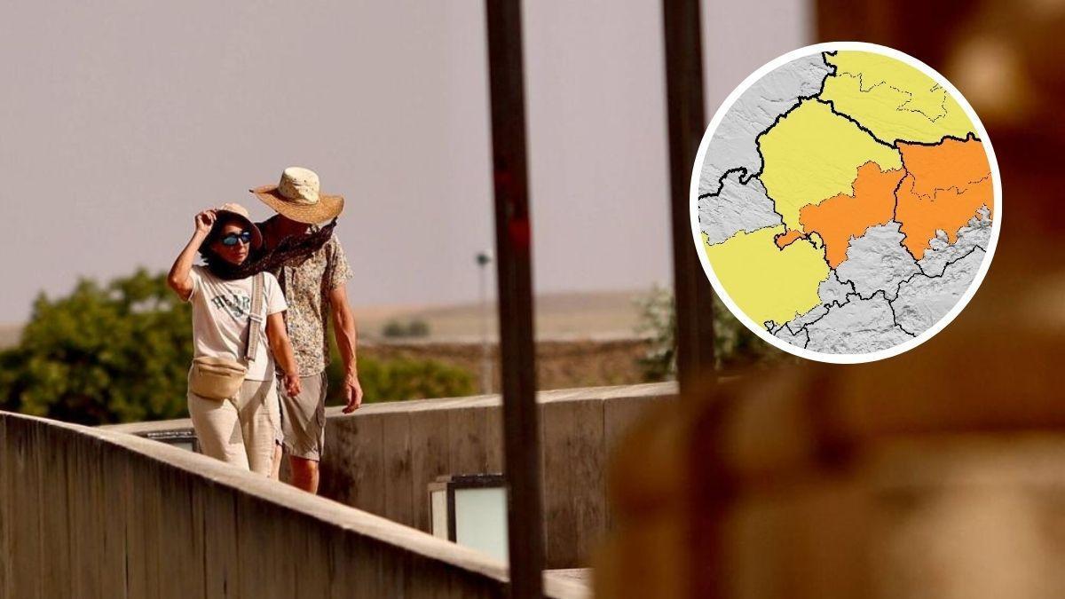 Dos personas pasean por Córdoba al sol, en una jornada de calor.