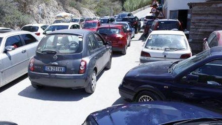 Colapso en los accesos a Cala d&#039;Hort, uno de los problemas que busca solucionar Sant Josep.