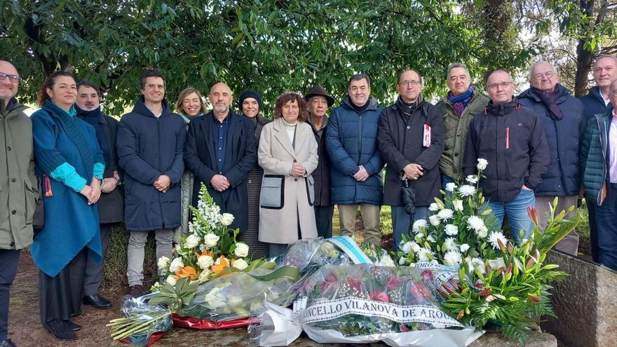 Participantes en la ya tradicional ofrenda floral en Boisaca a las figuras de Valle-Inclán e Isaac Díaz Pardo en el aniversario de sus fallecimientos