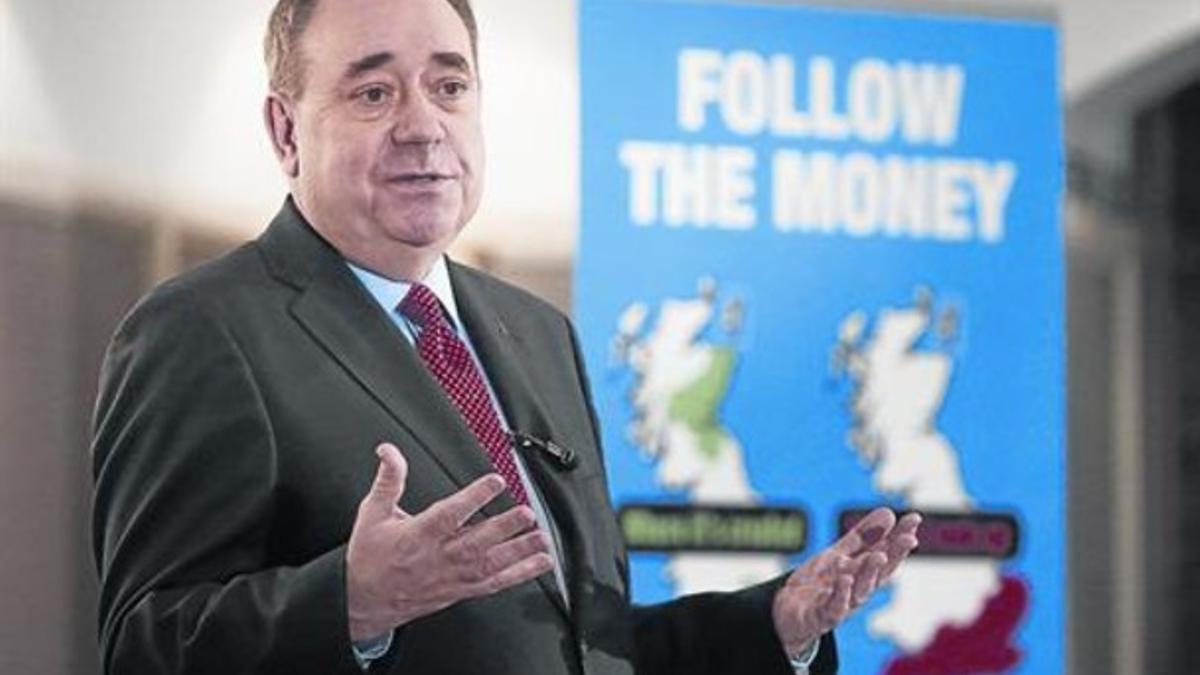Salmond pronuncia un discurso ante un grupo de empresarios en Aberdeen, ayer.