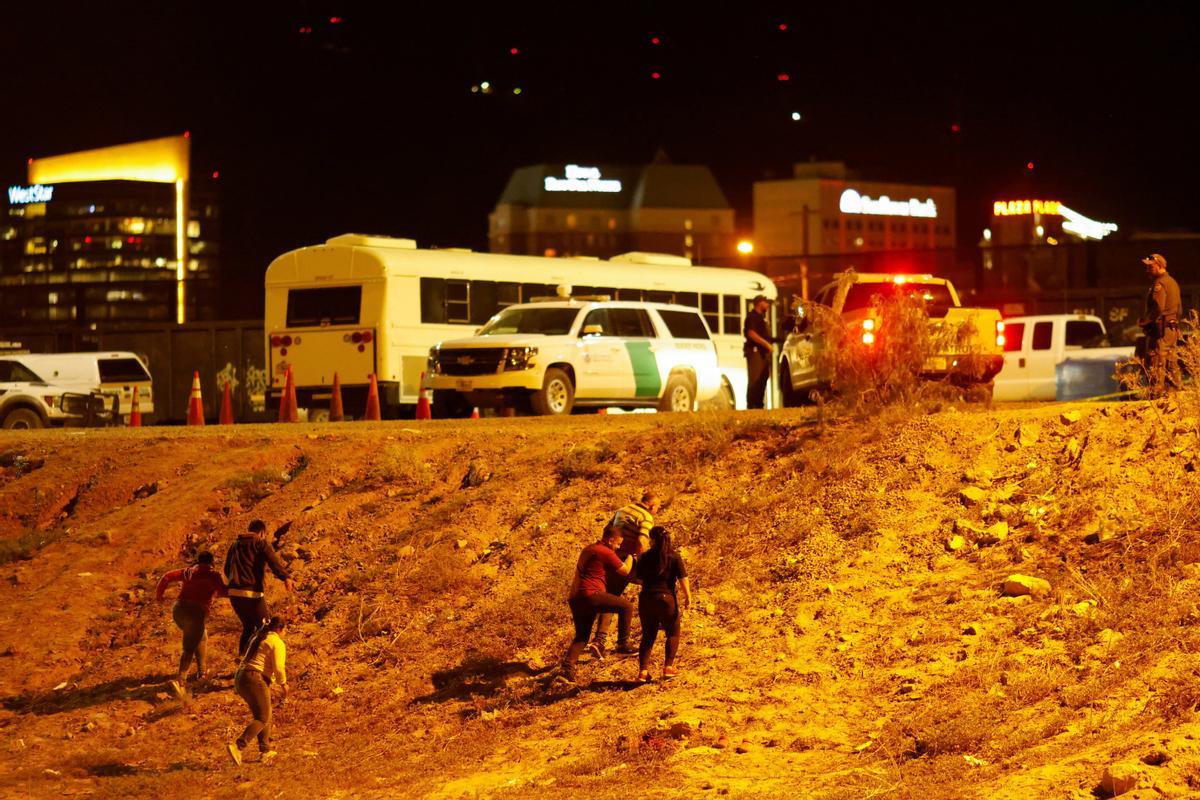 Migrantes en busca de asilo cruzan río Bravo en Ciudad Juárez