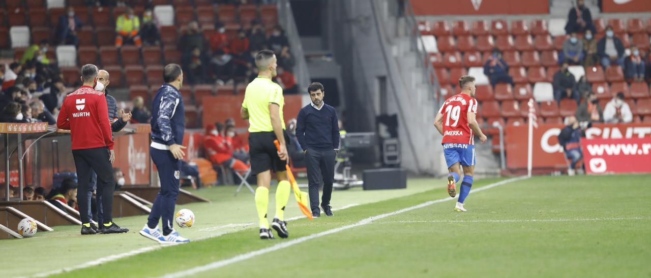 David Gallego, cabizbajo, en la banda de El Molinón