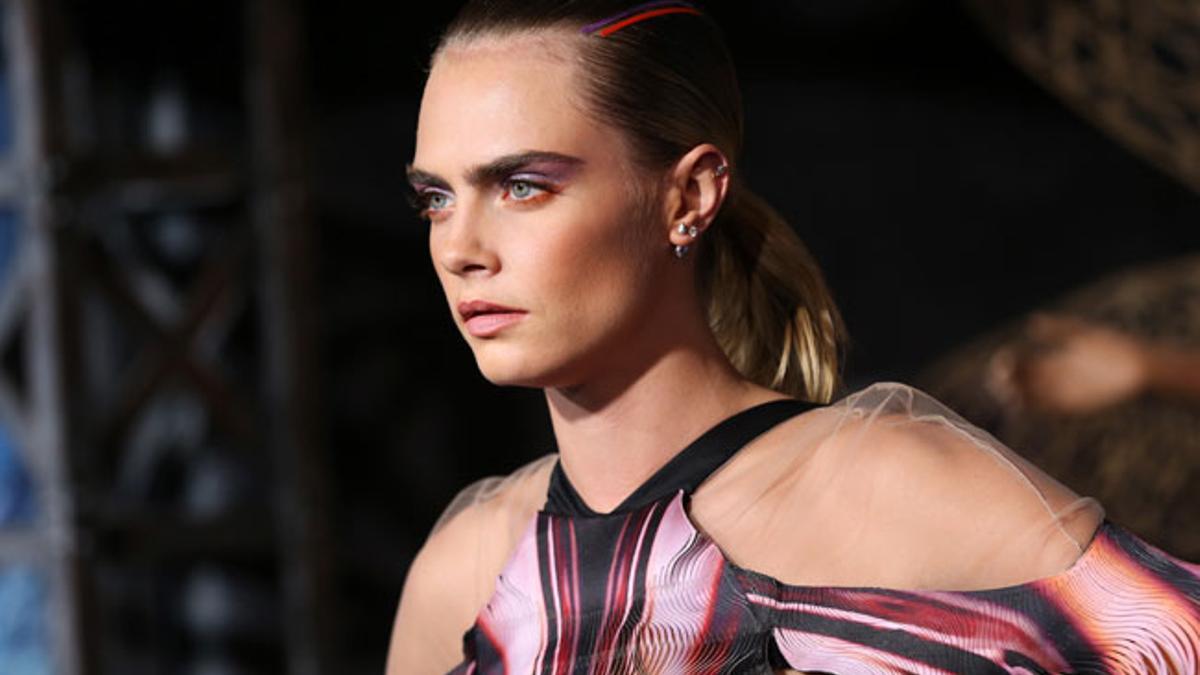 Cara Delevingne con look 'beauty' bicolor en el estreno de su nueva serie 'Carnival Row'