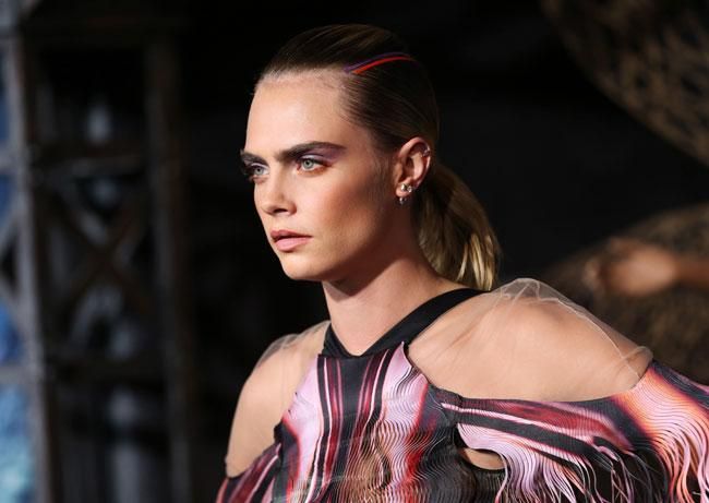 Cara Delevingne con look 'beauty' bicolor en el estreno de su nueva serie 'Carnival Row'