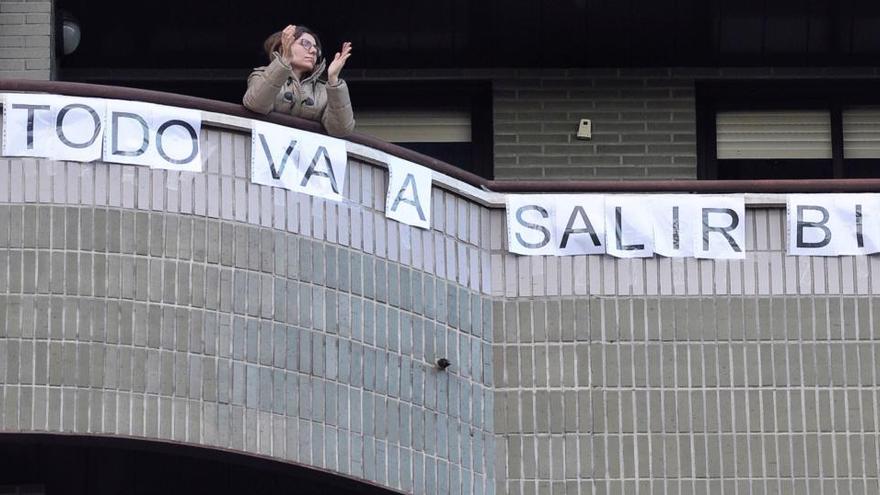 Vecinos de Valladolid salen a aplaudir al balcón.