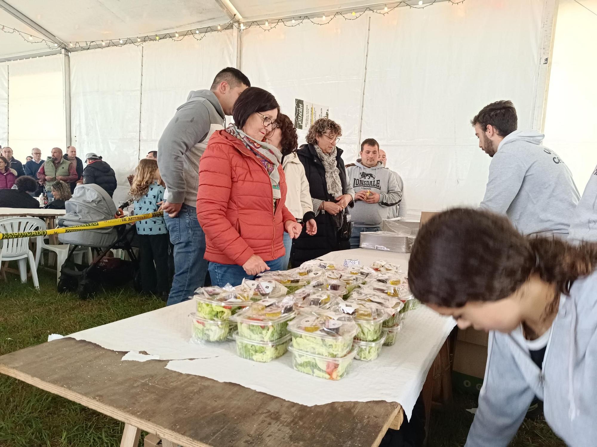 Compartiendo mesa y mantel en las fiestas de Meres, en Siero