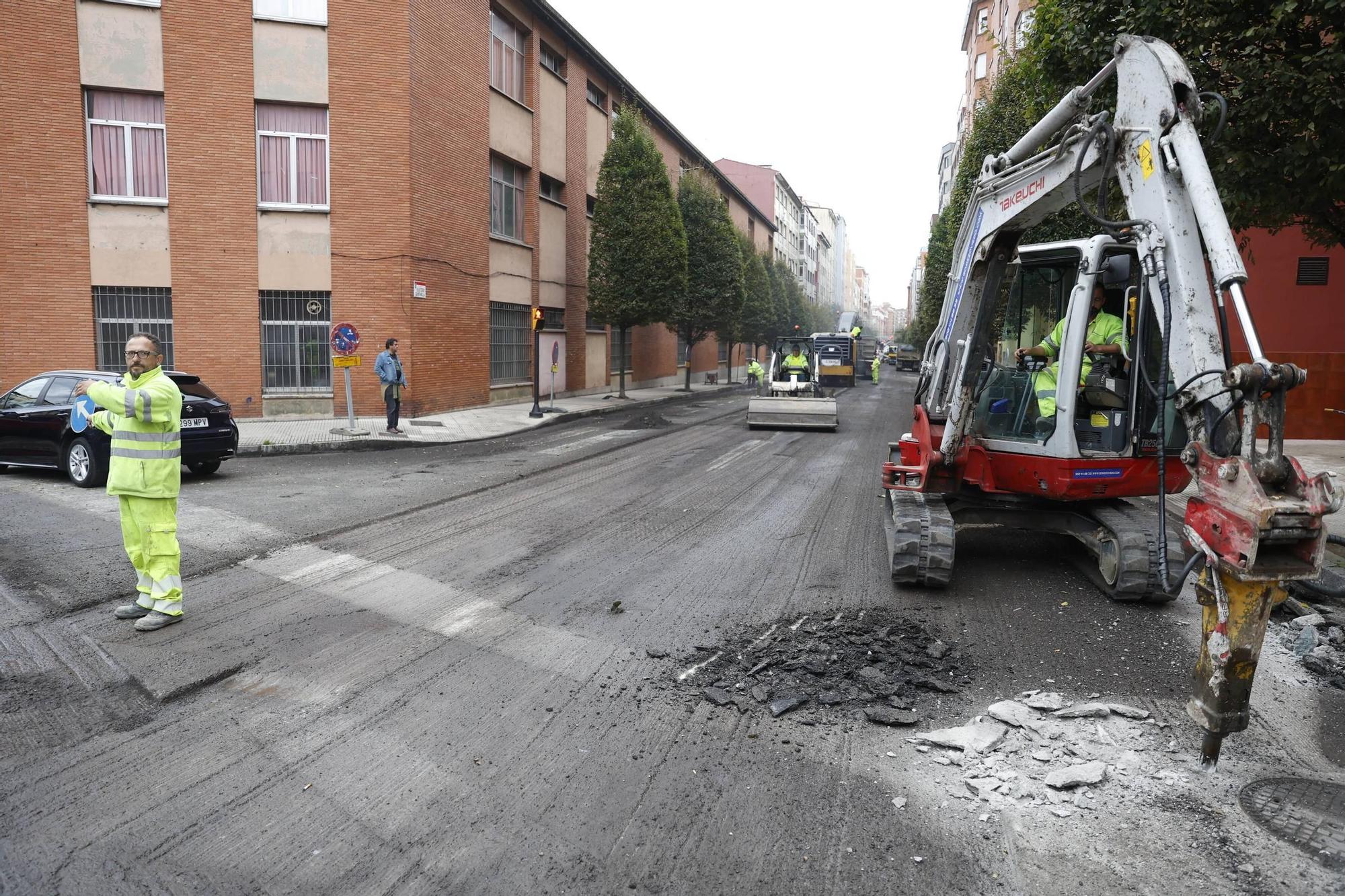 Arranca la renovación del pavimento en la calle Eleuterio Quintanilla de El Llano (en imágenes)