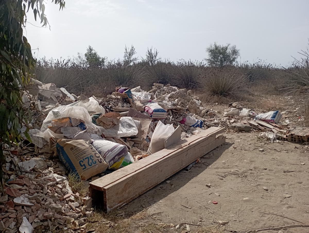 Escombros y basura en Arraijanal, el pasado martes.
