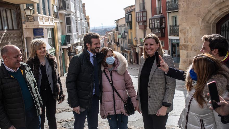 Pablo Casado pasea por Zamora