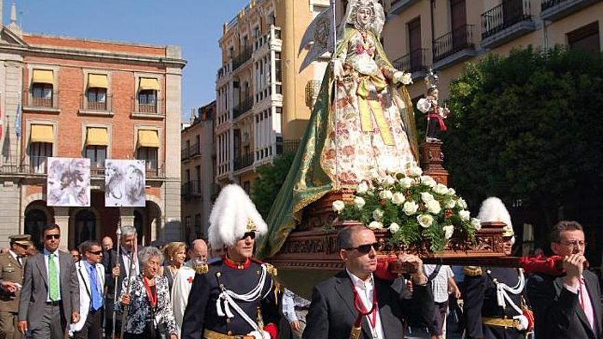 La Virgen a la salida del Ayuntamiento, acompañada por mayordomos y autoridades.