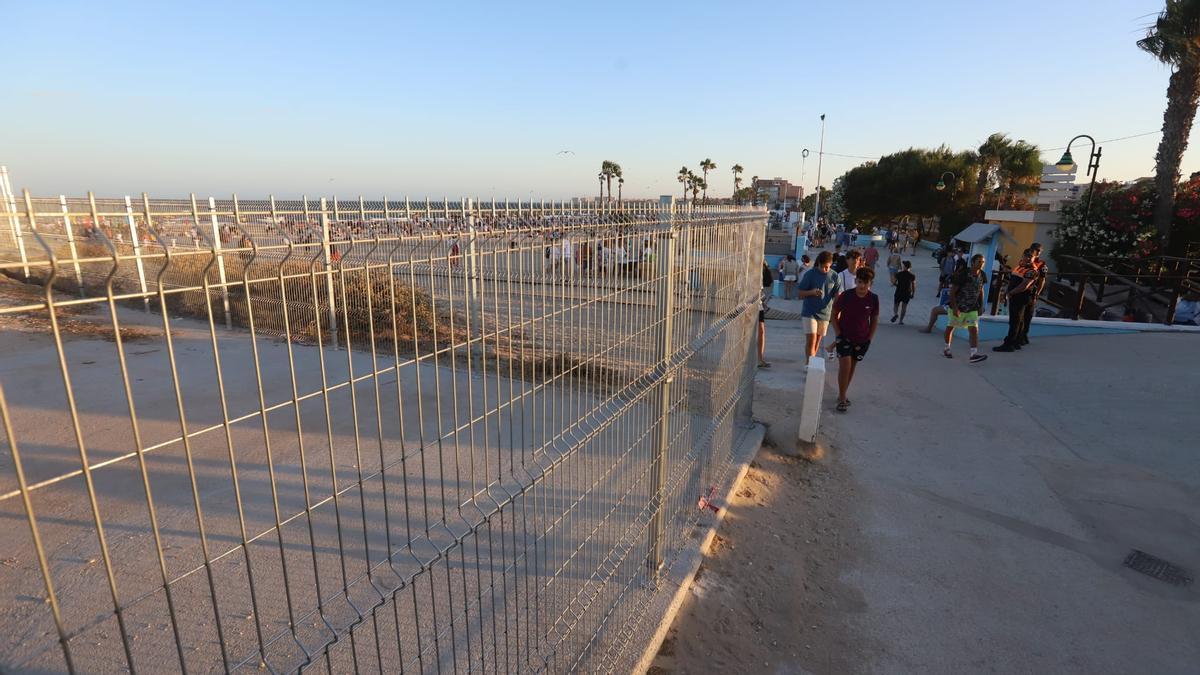 Nuevo vallado en el dique de Poniente, que separa la playa de Los Náufragos de la playa del Cura en Torrevieja