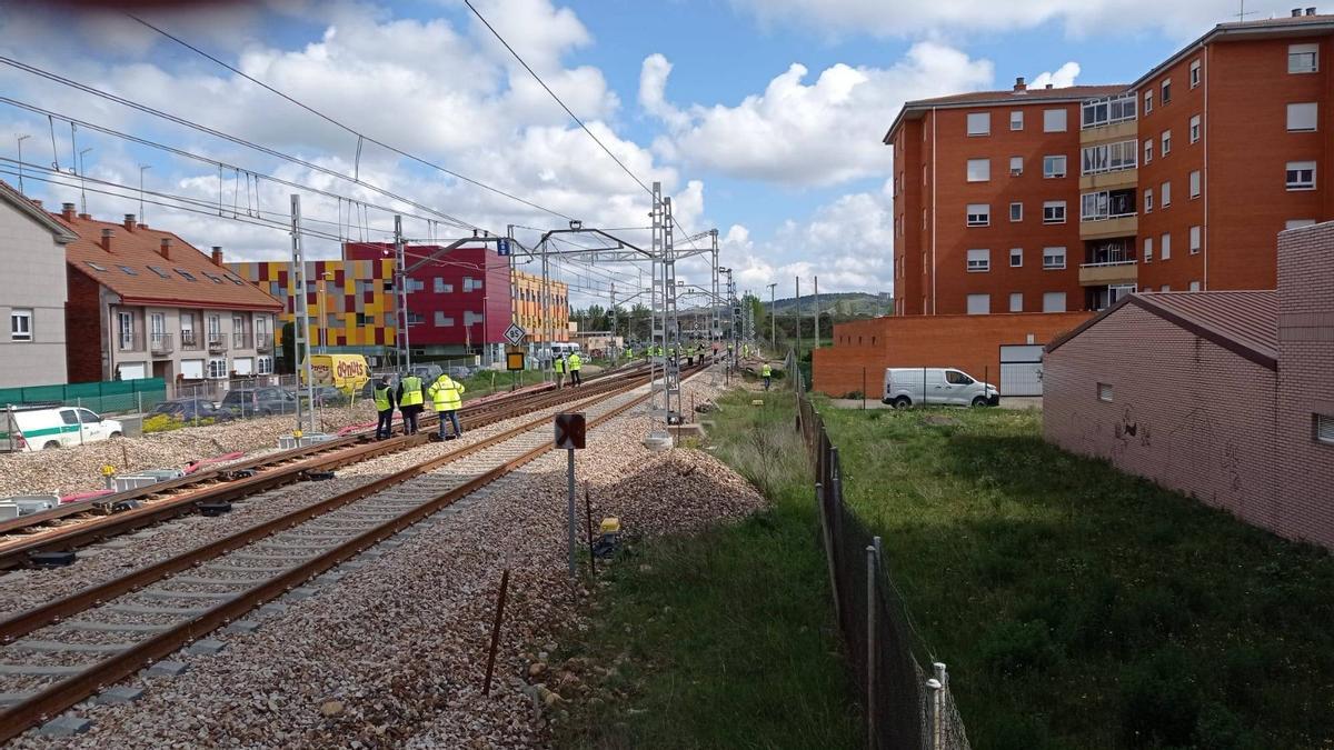 Operarios en la zona del incidente.