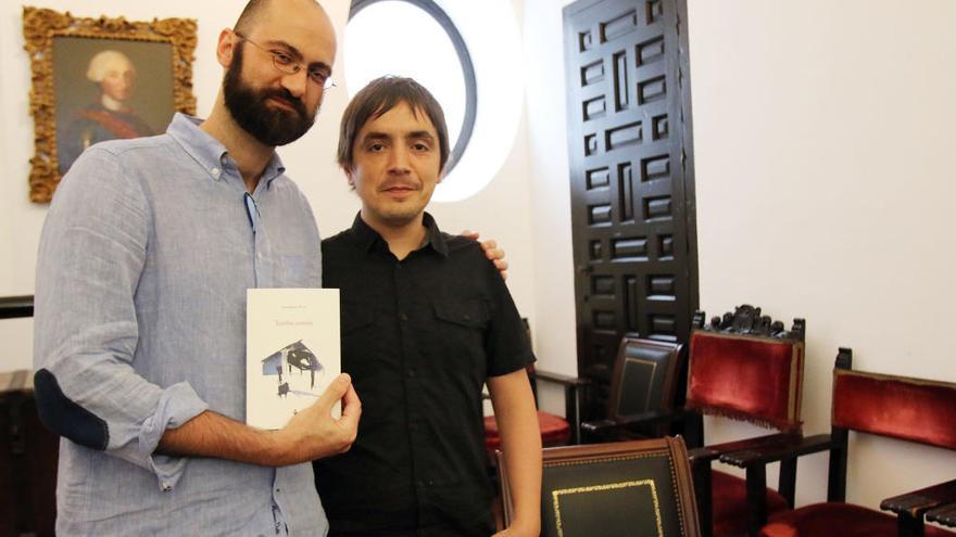 Lucas Martín, a la derecha, durante la presentación del libro &#039;Tumba común&#039;, junto a Cristóbal Polo