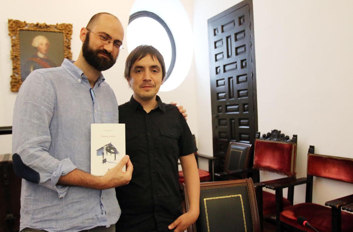 Lucas Martín, a la derecha, durante la presentación del libro 'Tumba común', junto a Cristóbal Polo