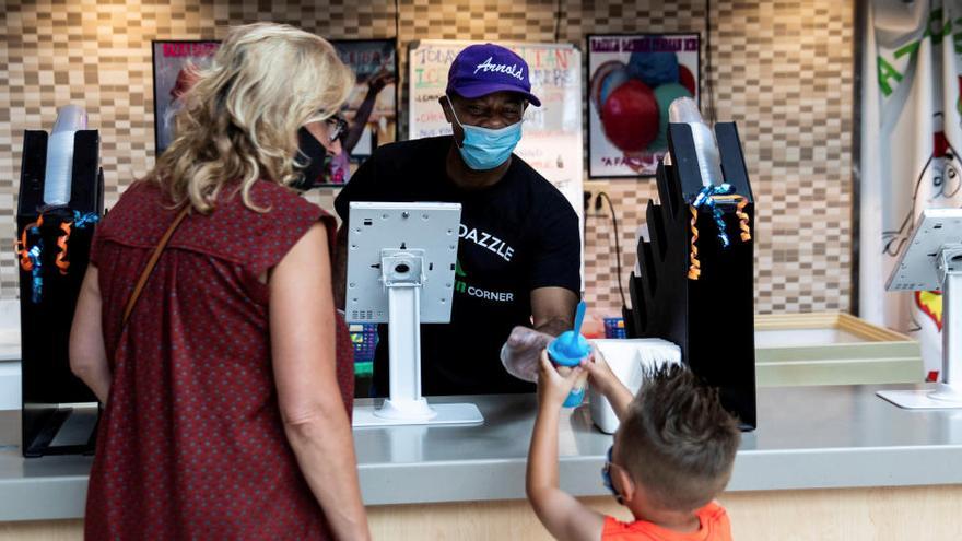 Las personas visitan el centro comercial Destiny USA durante la reapertura en Nueva York.