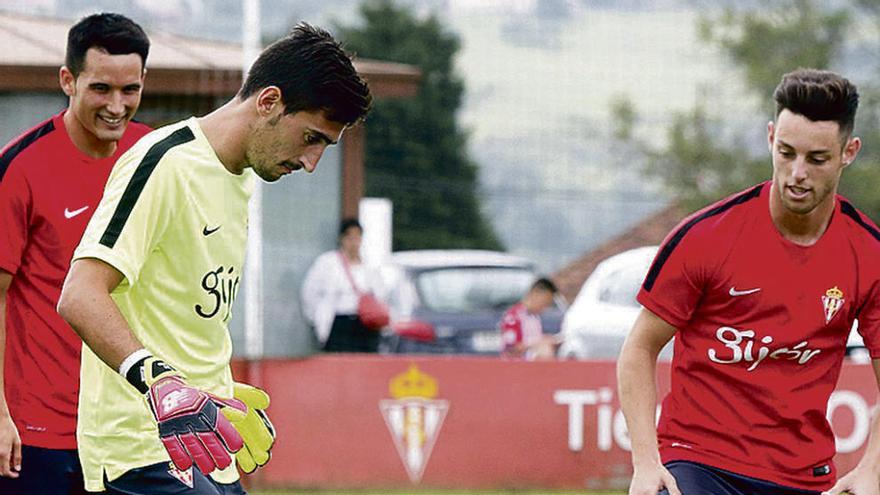 Burgui, a la derecha, en la disputa de un balón ante el meta Mariño y la mirada de Isma López.