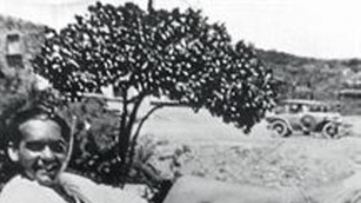 Una imagen de Lorca en Cadaqués, en 1925. A la izquierda, dibujo del poeta de carácter marcadamente gay.